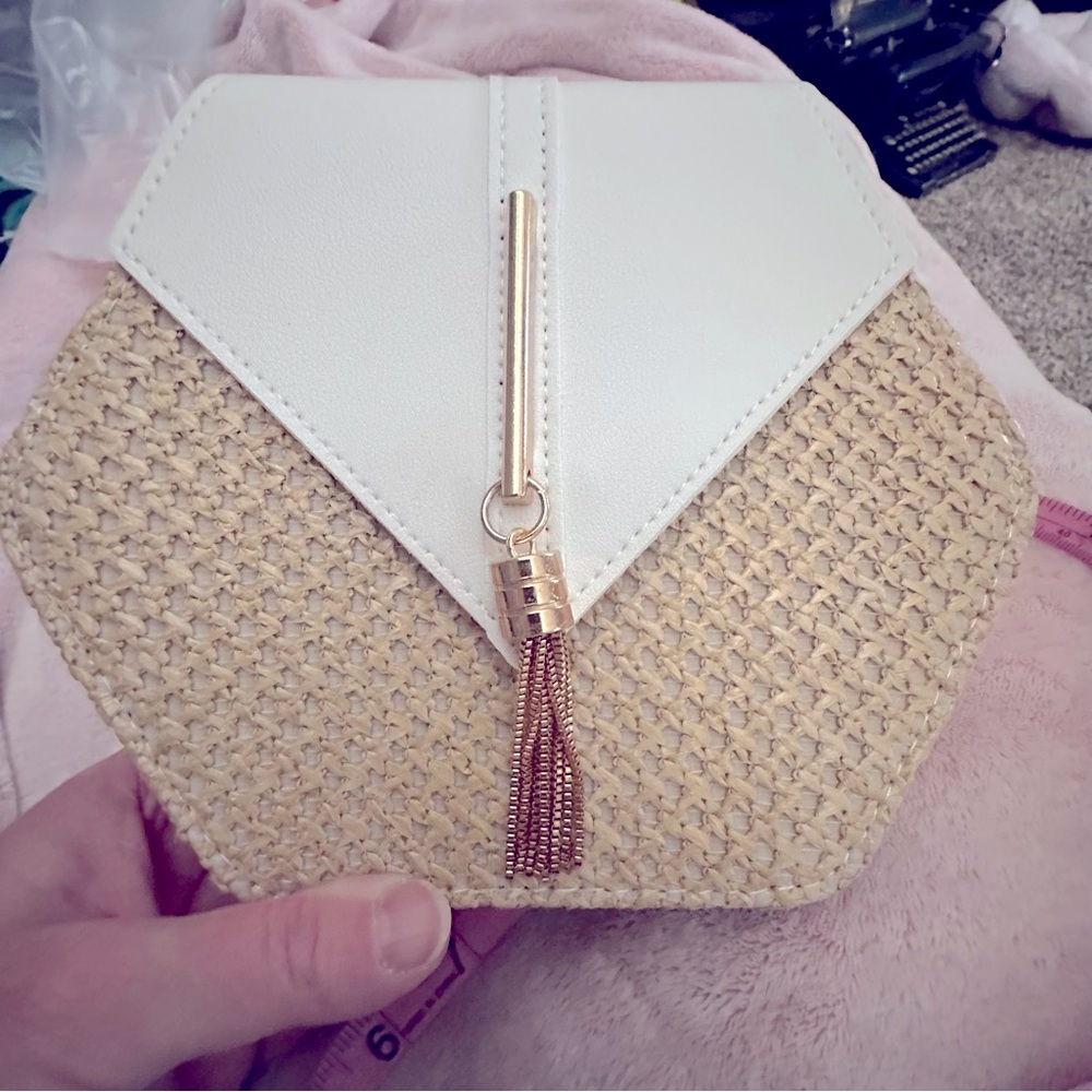 🦋 NWOT-Summer Bag w/Gold Tone Chain